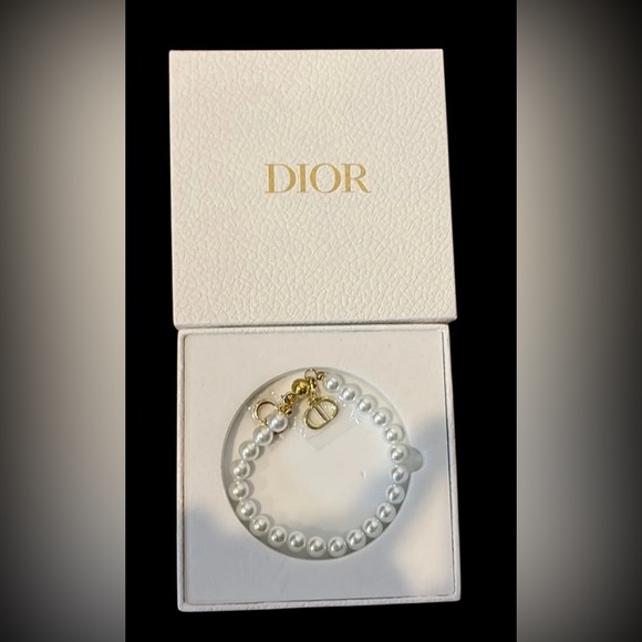 New in Box Dior GWP Faux Pearl Bracelet w/ Gold Color CD Charms Magnetic Closure - Picture 2 of 2